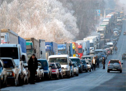 Очевидец: На остановленной Керченской переправе катастрофическая ситуация - водители сжигают все топливо и замерзают