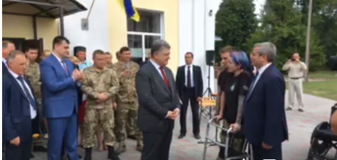 Порошенко торжественно открыл Центр помощи участникам АТО в Сумах, анонсировал создание профильного Министерства по делам ветеранов и встретился с легендарным волонтером Яной Зинкевич - кадры