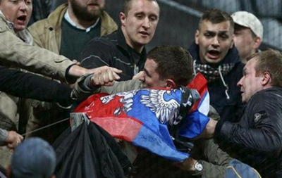 ​На трибунах российских фанатов подрались из-за флага ДНР