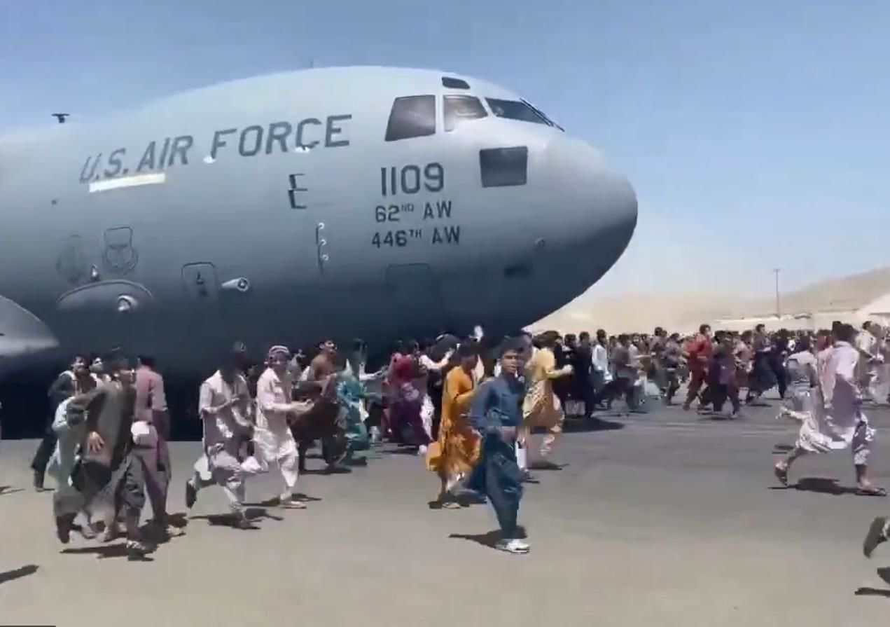 В Кабуле афганцы привязывают себя к взлетающим самолетам, разбиваясь при взлете 