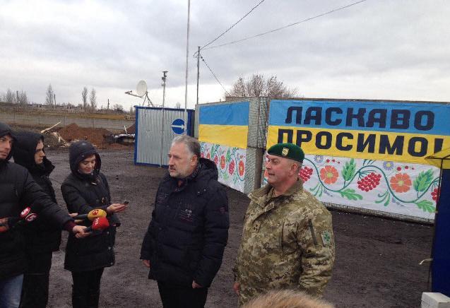 На Донбассе начал работу новый КПП "Марьинка" - фото с открытия