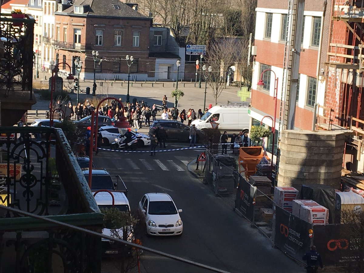 Масштабная спецоперация в Брюсселе: полиция заблокировала дом с вооруженными людьми - территория оцеплена военными. Появились первые кадры