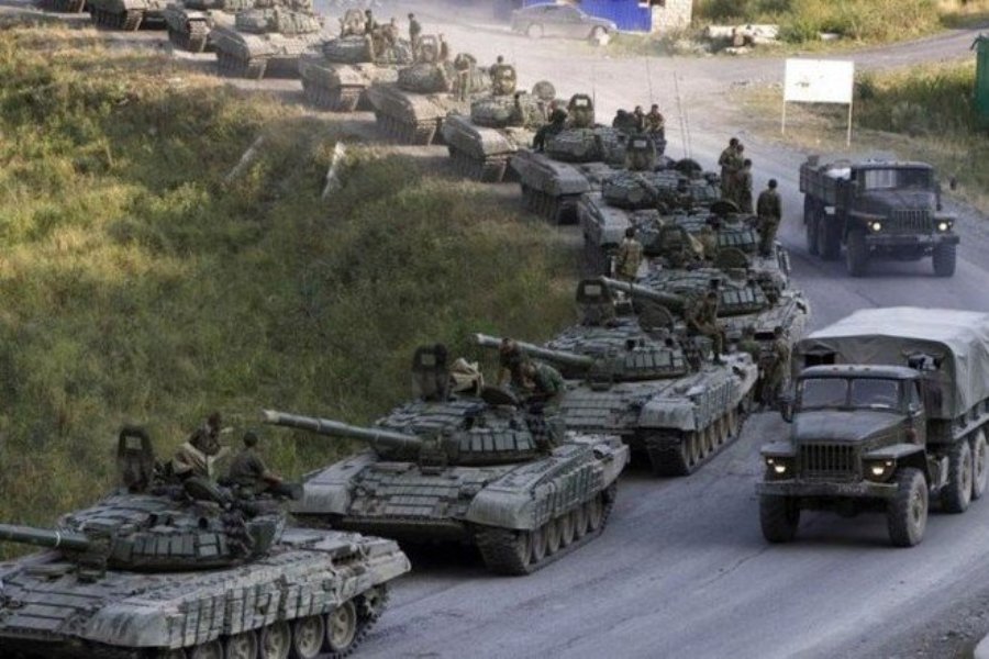 Россия перебросила на Донбасс 400 танков, 850 БТРов и "Грады": Гройсман шокировал последними данными о масштабах войны Путина против Украины