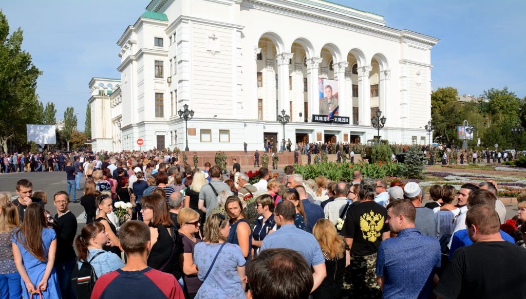 Сколько бюджетников пригнали на похороны Захарченко в Донецке: СМИ боевиков пишут про 30 тыс человек - кадры