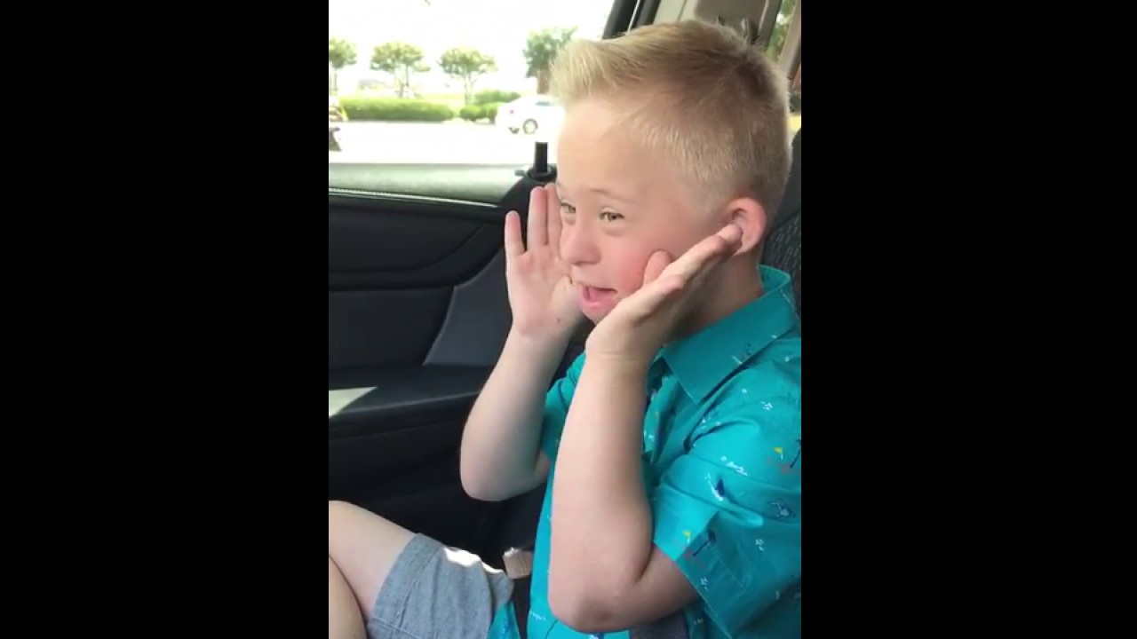 Мальчик с синдромом Дауна покорил сердца миллионов людей исполнением песни Уитни Хьюстон - кадры