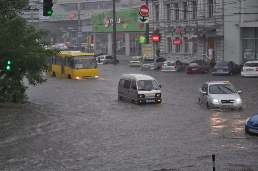 Мощный ливень в Днепропетровске: автомобили и улицы утопают в воде