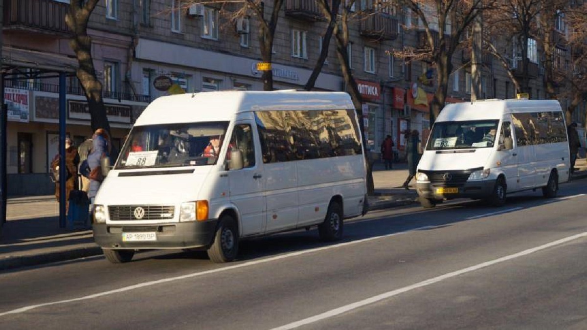 В Днепре проучили мужчину, избившего девушку в маршрутке: появилось видео