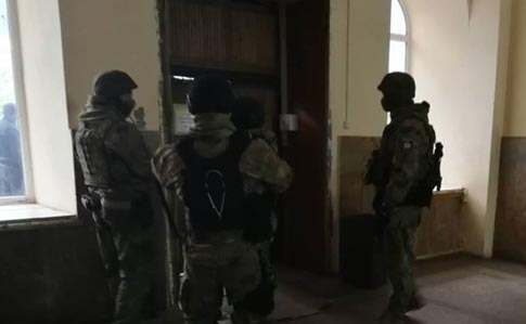 Полицейские оцепили больницу, где находится подозреваемый в нападении на одесского активиста Михайлика
