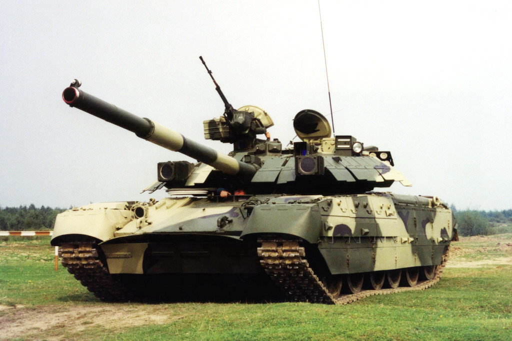 Россия скопировала легендарный украинский танк "Т-84 Оплот": фото копии вызвало скандал в соцсетях