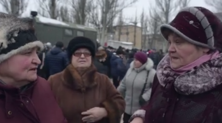 В Авдеевке поссорились противники и сторонники армии Украины из числа местных жителей: СМИ опубликовали видео, вызвавшее бурю споров в соцсетях 