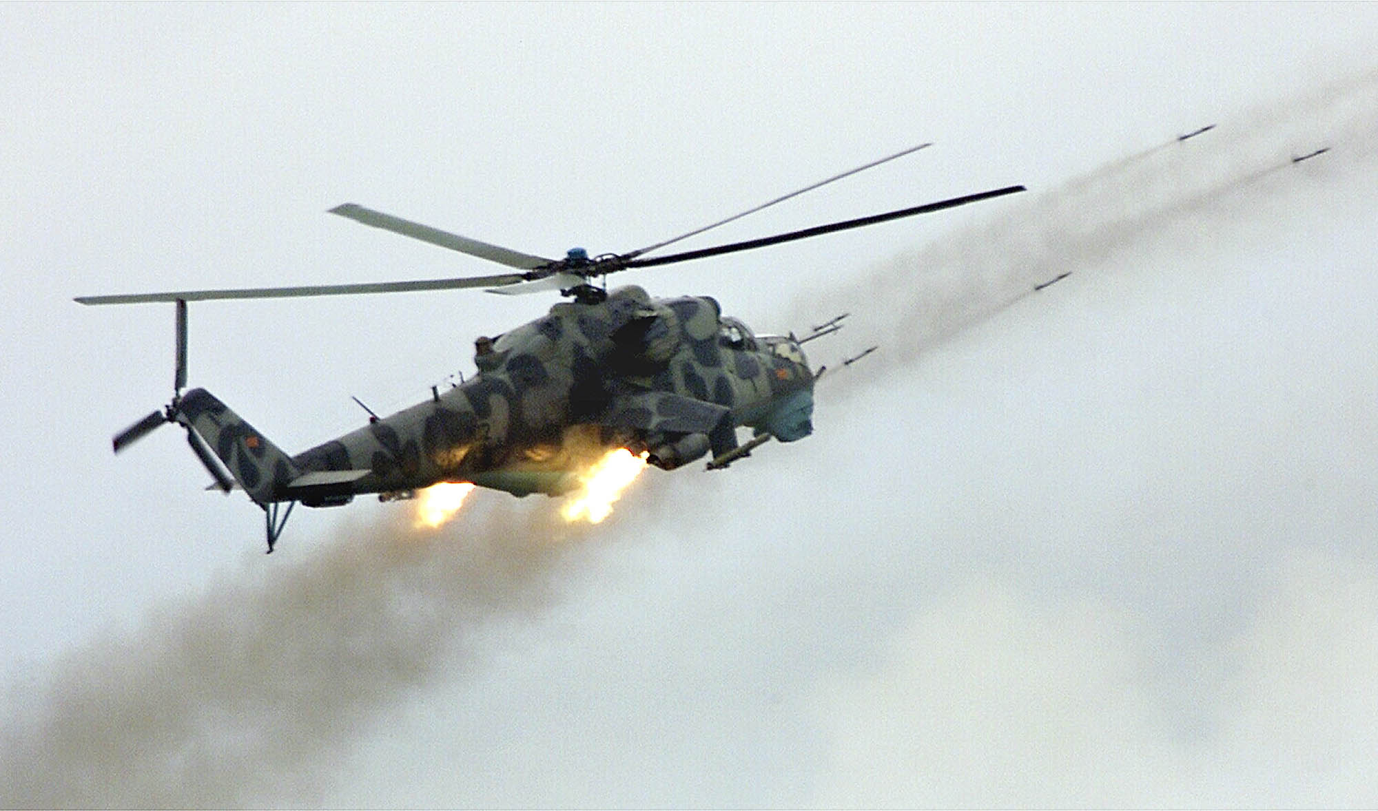 Российские вертолеты обстреливают укрепления сирийской оппозиции неуправляемыми ракетами (видео)