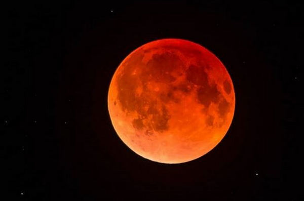 Как это было: Сеть пестрит кадрами невероятной красоты "Кровавой Луны"