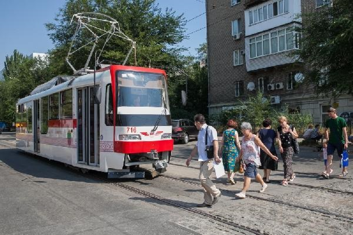 В Запорожье группа подростков устроила погром в трамвае: юношей обидело замечание