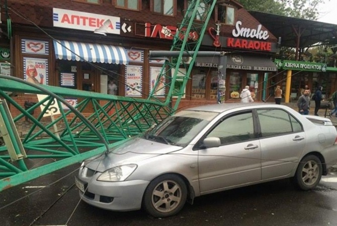 Армагеддон в Одессе: сильный ветер крушит деревья, машины, на дороги падают строительные краны (кадры)