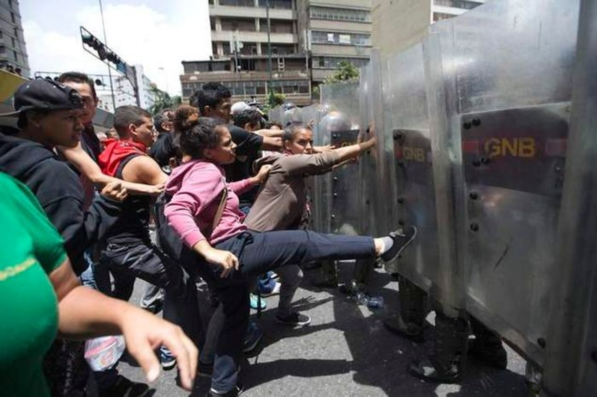 Венесуэла восстала: доведенные до отчаяния люди громят магазины, страна охвачена голодными бунтами, кадры