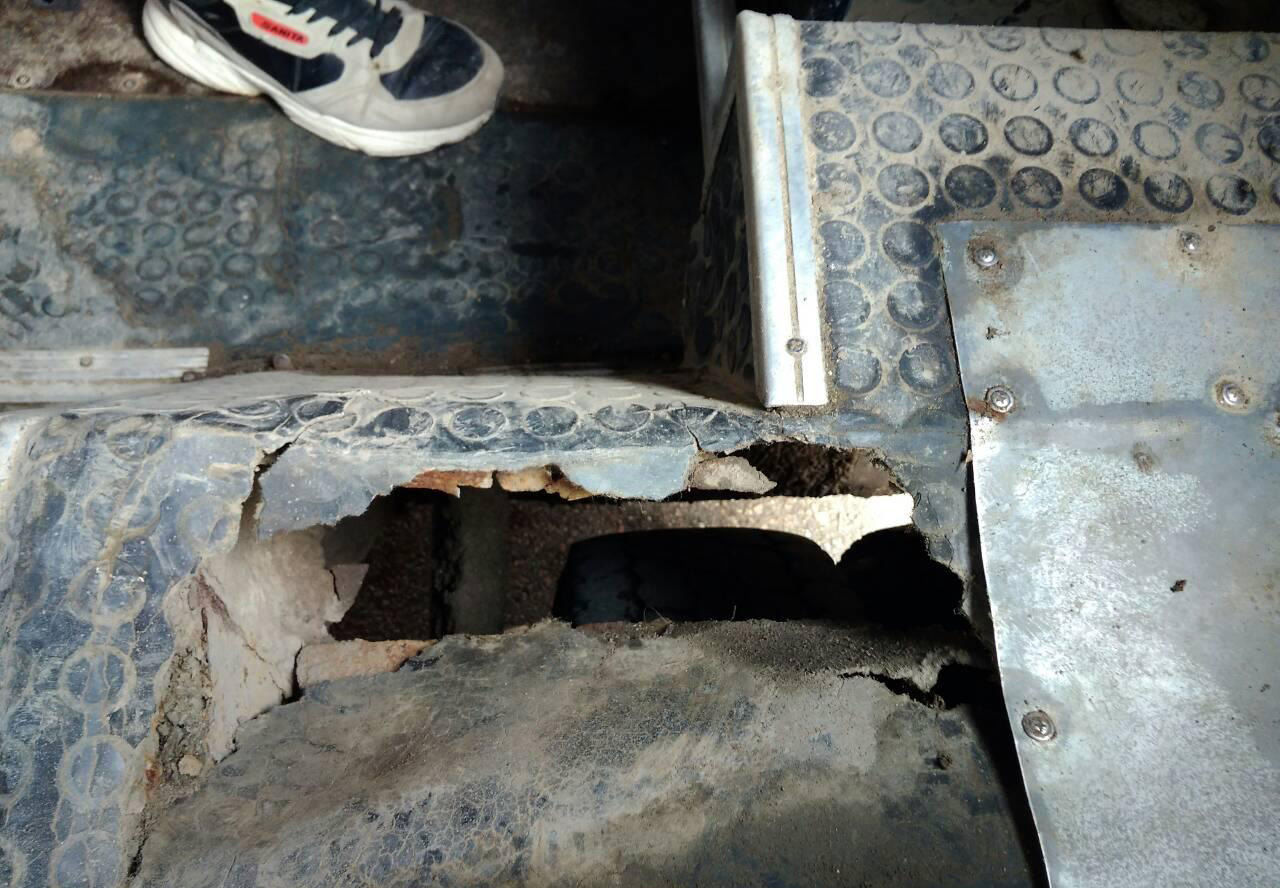 ​В Крыму у автобуса на ходу провалился прогнивший пол – пассажирка была на грани трагедии