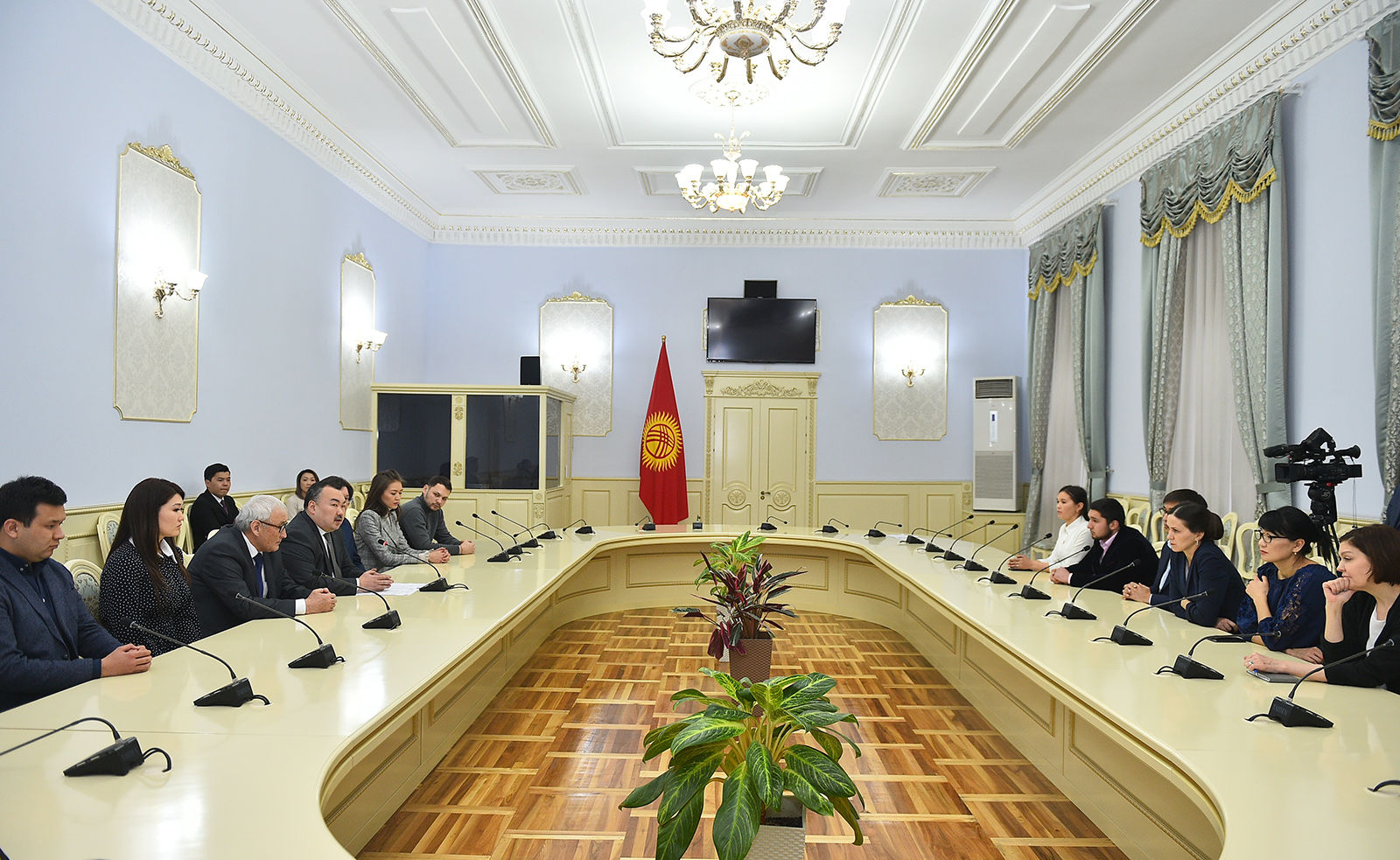 Санкции США напугали Кыргызстан: республика открестилась от помощи России
