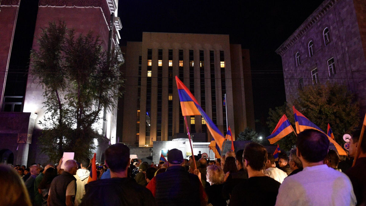 "Будь ты проклята, империя зла", – в Ереване обещают не простить РФ Карабах и рвут российские паспорта 