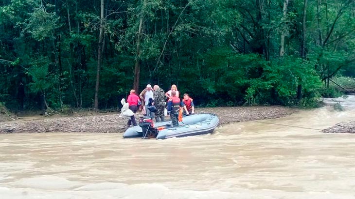 Путин, ты говорил - своих не бросаешь, нам интересно, кто твои?! Вместо помощи Донбассу займись РФ – пострадавшие от тайфуна жители Приморского края