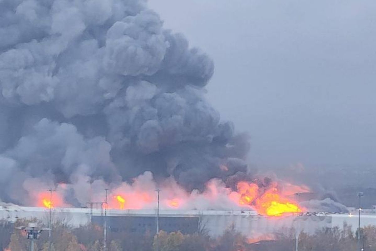 ​Дроны Украины добрались до крупнейшего склада Ozon в Петербурге - объект в огне