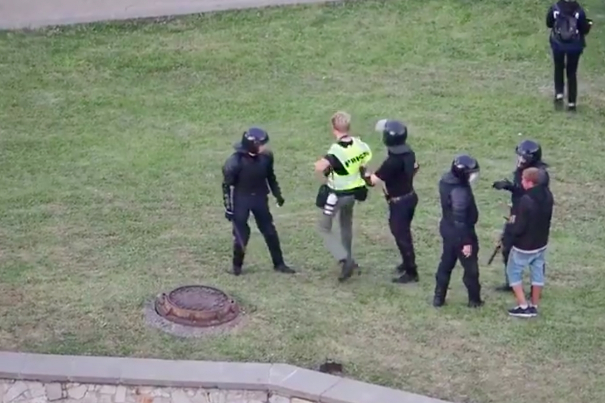 ​По всей Беларуси ОМОН массово хватает и избивает журналистов - нападения попали на видео