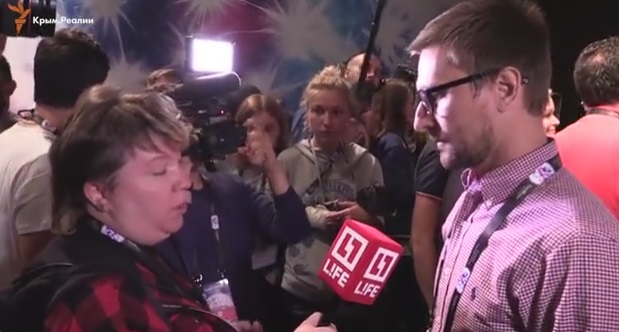 Комментарий? Ааа, это не журналисты, это LifeNews! Как команда певицы Джамалы отказала российским пропагандистам в интервью: видео