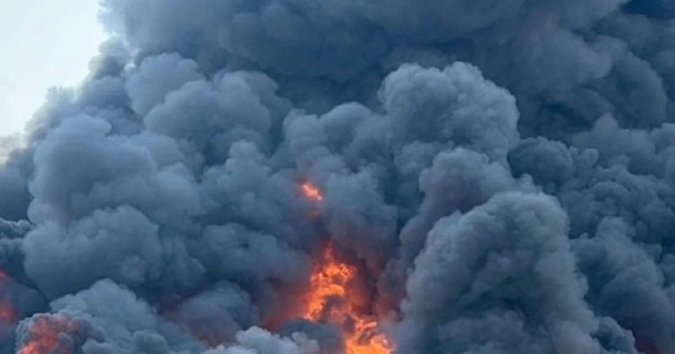 Стратегический объект в Татарстане пылает второй день: пожар видно из космоса