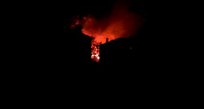 В Петровском районе Донецка начался мощный пожар