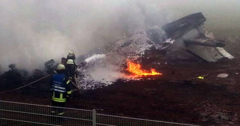 Жуткая авиакатастрофа в США: после падения самолета на жилой дом возник пожар. Погибли два человека