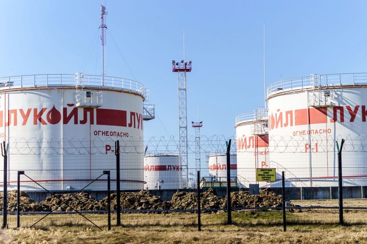 ​Литва перекрыла транзит "Лукойлу" в Калининград: Россия грозит ударом