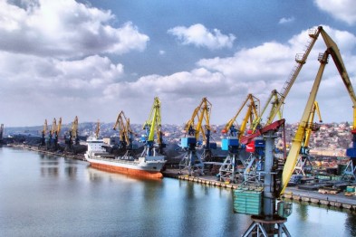 Работников порта Мариуполя и их семьи вывозят в Одессу