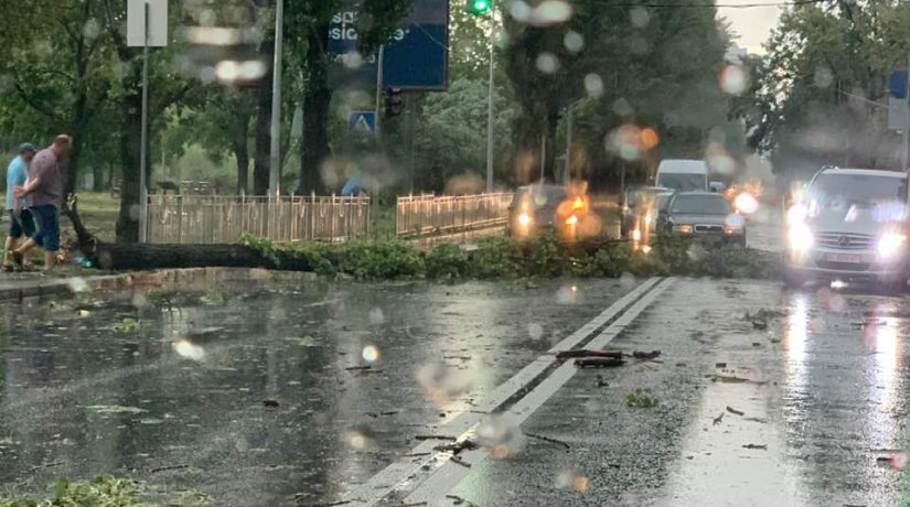 Улицы под водой, изувеченные авто: в Киеве случился погодный коллапс – кадры 