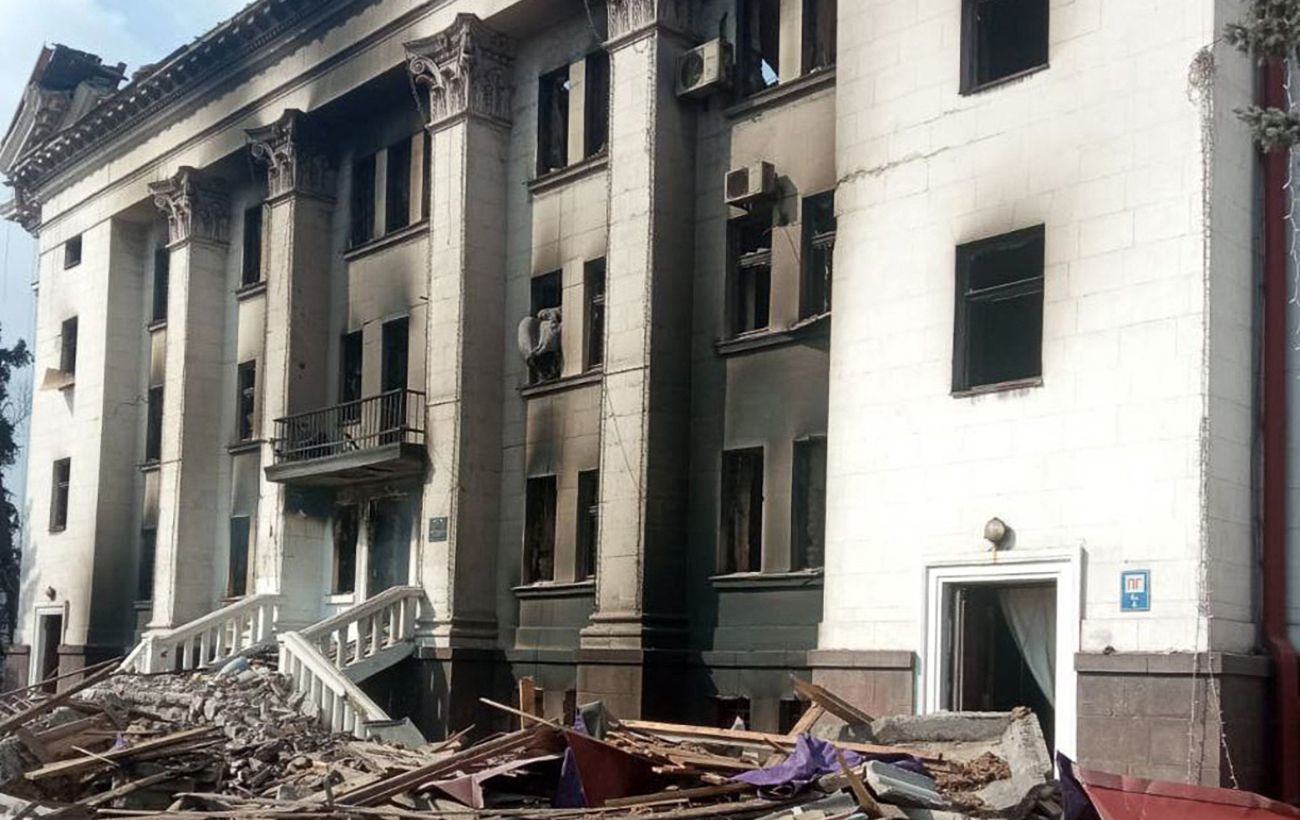 Бомба армии Путина, сброшенная на Драмтеатр Мариуполя, лишила жизни не менее 300 человек