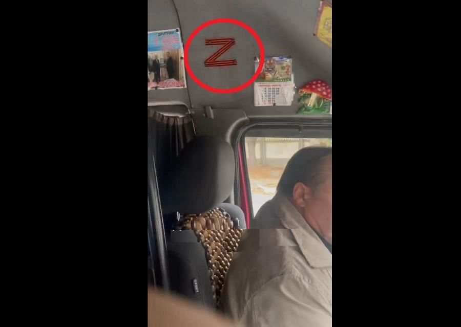 "Что это за мусор тут висит?" – в Молдове молодежь довела водителя маршрутки с Z-символикой, видео
