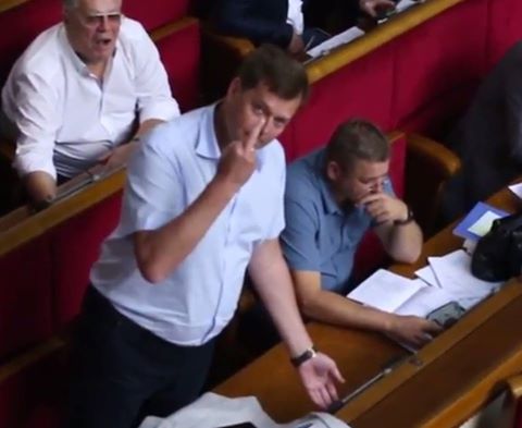 Депутат от "Оппоблока", пойманный на кнопкодавстве, показал "фак" журналистке 