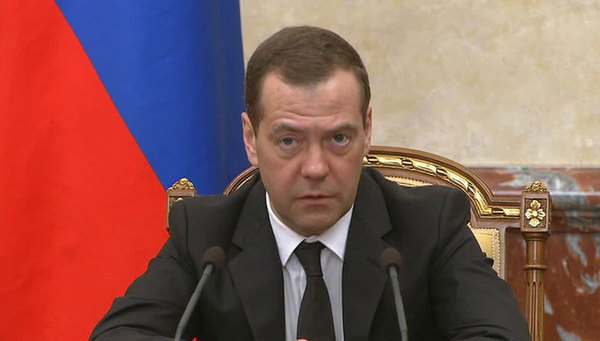 Медведев снова блеснул: путинский премьер-министр втоптал в грязь россиян, обвинив их в неработоспособности