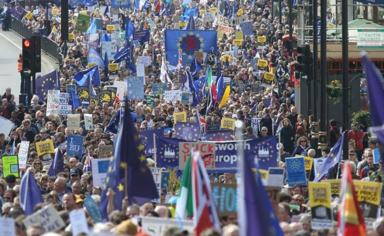 Тысячи англичан вышли на улицы Лондона против выхода из Евросоюза