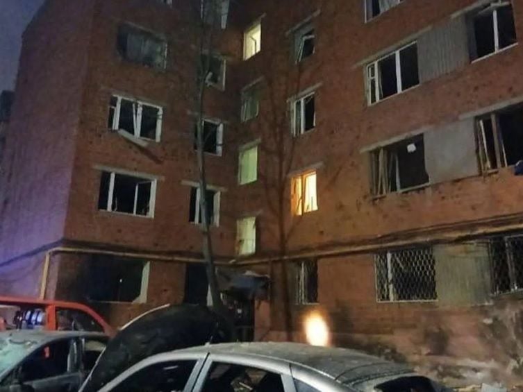 Налет БПЛА в РФ: в Чебоксарах обломки дрона рухнули на многоэтажку рядом с оборонным заводом