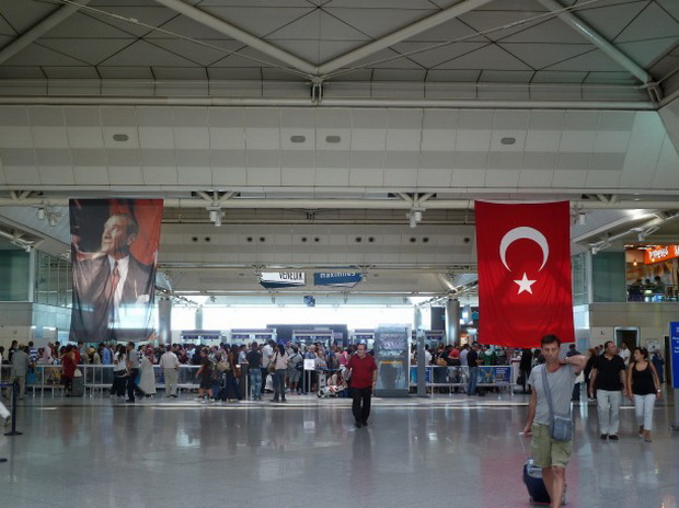 В аэропорту Стамбула потешно потроллили пассажиров рейса на Москву