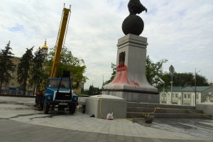 В ночь на 14 июля вандалы облили краской памятник Независимости Украины в Харькове