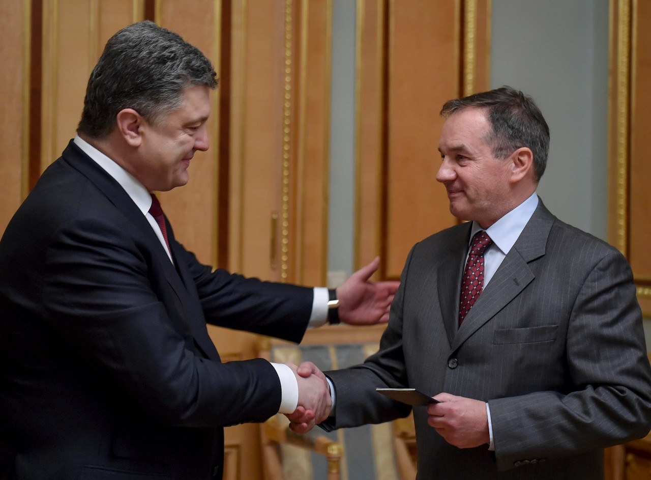 Потомок магната Терещенко получил паспорт Украины из рук Порошенко 