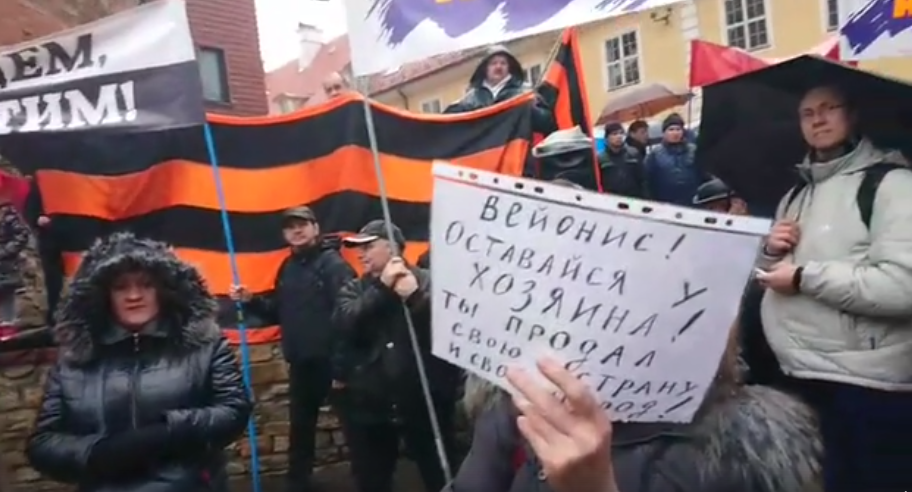 В Латвии на улицы вышли сотни людей с "колорадской символикой" и российскими триколорами. Кадры, подробности