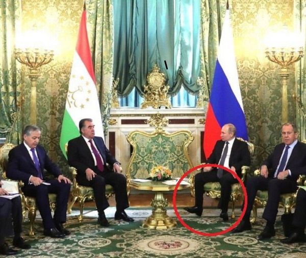 Фото Путина на переговорах в Москве взорвало соцсети: в Сети обсуждают новый конфуз с президентом РФ