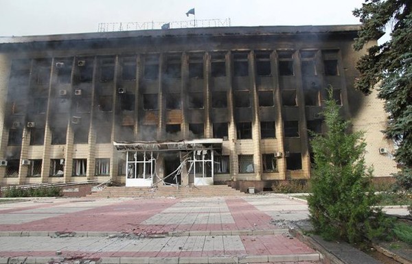 ДонОГА: центр Дзержинска разрушен, горсовет практически уничтожен