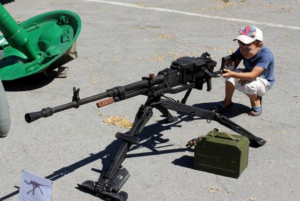 Боевики ЛНР учат маленьких луганчан стрелять из автоматов и гранатометов (фото)