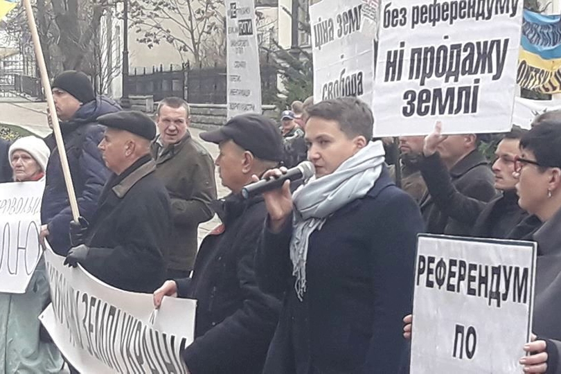 ​Савченко пришла под Офис Зеленского с плакатами и микрофоном: что происходит