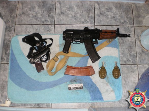 У жителя Дзержинска изъяли автомат Калашникова, пистолет и несколько гранат
