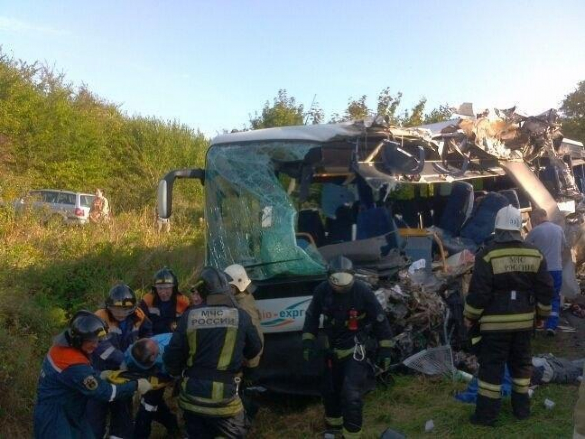 В России рейсовый автобус столкнулся с грузовиком: большое число погибших