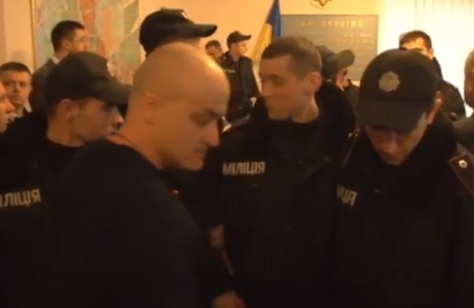 Нардеп Денисенко забросал бутылками и обозвал судью, зачитывающего решение о доставке Корбана