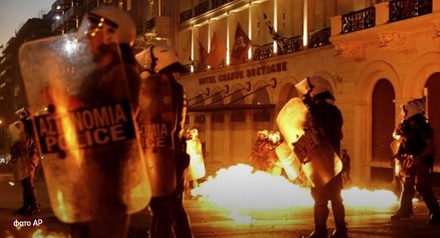 Трансляция беспорядков в Греции: в ход пошли "Коктейли Молотова"